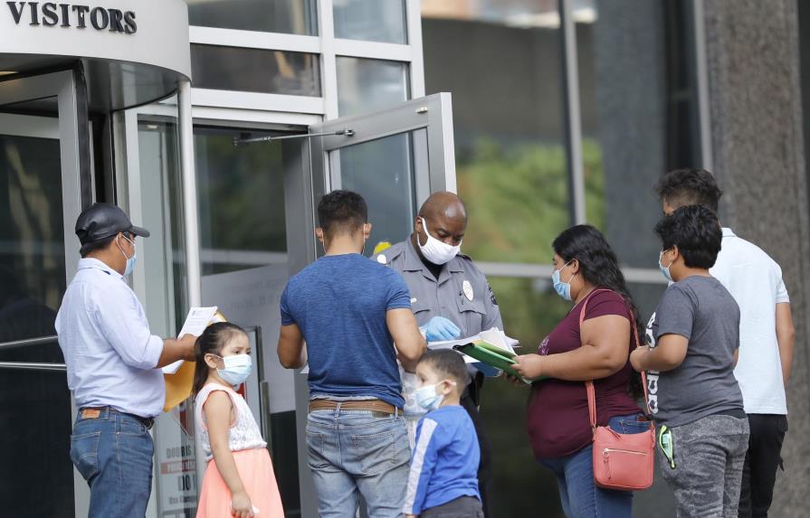 Reabren cortes de inmigración pese a coronavirus