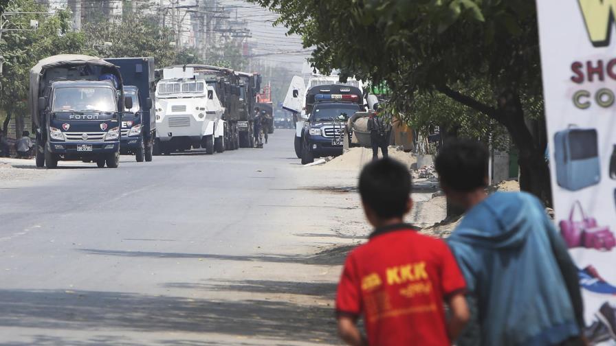 Junta Myanmar corta flujo informativo, crecen las protestas