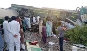 Mueren 35 personas por choque de trenes en Pakistán