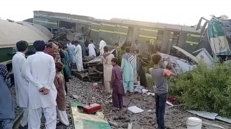 Mueren 35 personas por choque de trenes en Pakistán