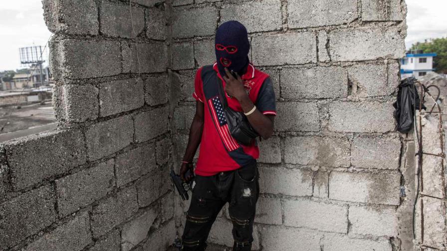 El peligro de cruzar por una carretera al sur de Puerto Príncipe El peligro de cruzar por una carretera al sur de Puerto Príncipe