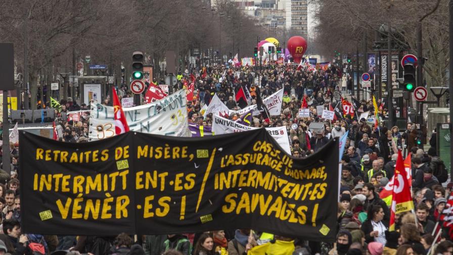 Macron impulsa reforma de pensiones pese a protestas