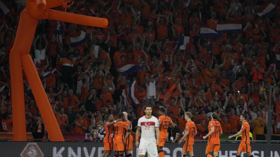 Renuncia técnico de Turquía tras sufrir goleada ante Holanda