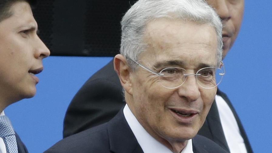 Ordenan que Álvaro Uribe quede libre de arresto domiciliario