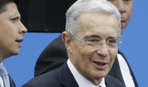 Ordenan que Álvaro Uribe quede libre de arresto domiciliario