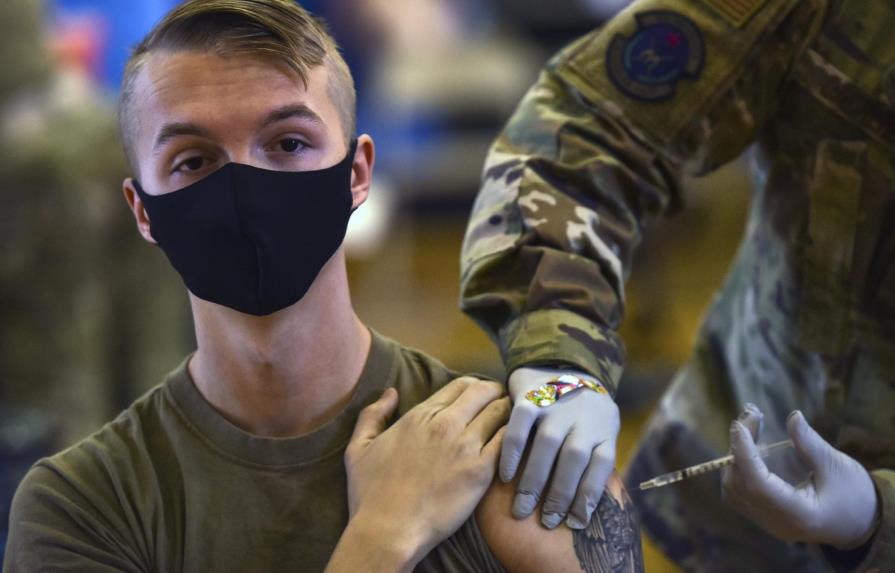 Es oficial: Pentágono ordena a todas sus tropas vacunarse contra COVID
