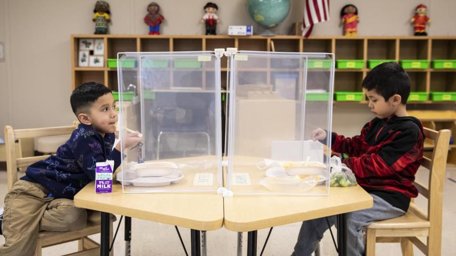Chicago: Alcaldesa anuncia acuerdo para reabrir escuelas