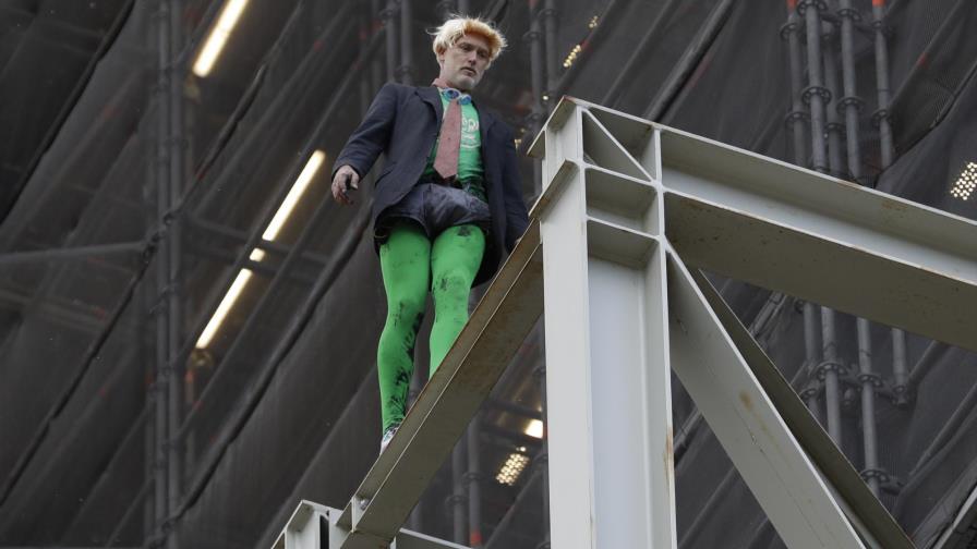 Manifestante disfrazado de Boris Johnson se sube al Big Ben