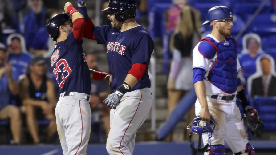 Con jonrón de Martínez en la 9na, Medias Rojas remontan