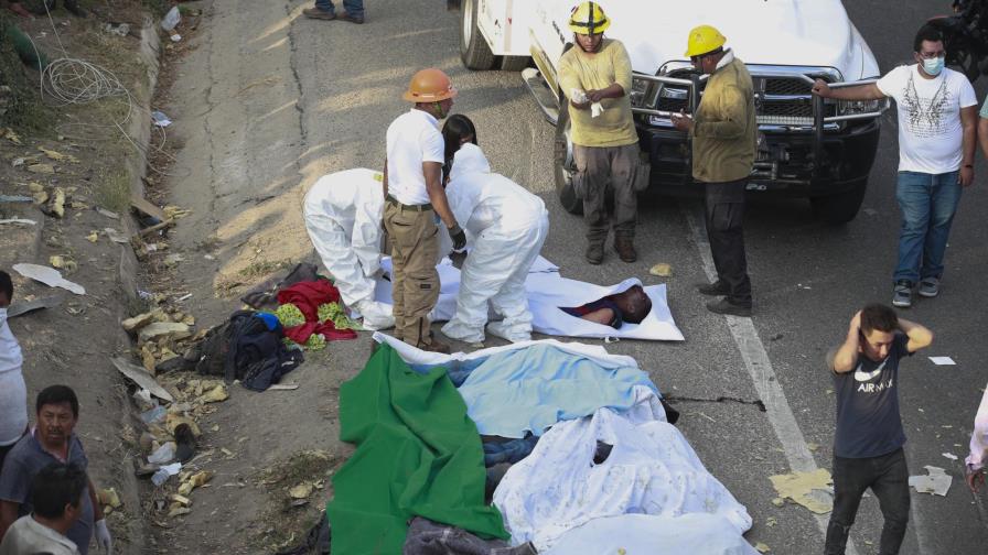 Se eleva a 55 los migrantes muertos tras volcadura  de un tráiler en México