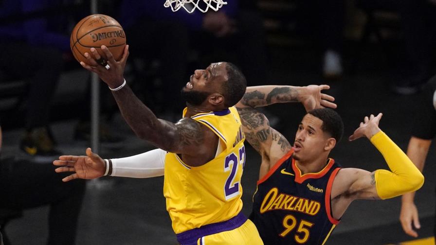Lakers ganan a Warriors en repesca con triple de LeBron