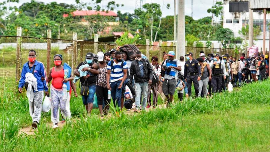 Cientos de migrantes haitianos llevan seis días varados en frontera Brasil-Perú 