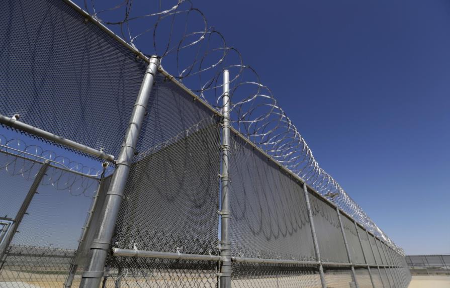 California pide revisar fallo sobre prisiones privadas
