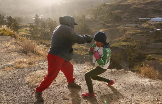 Bolivia: niña boxeadora desafía al COVID en pos de su sueño