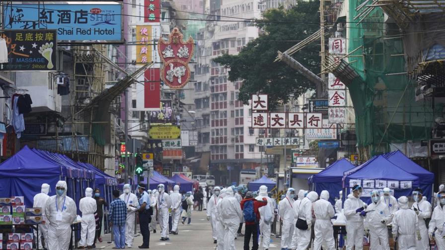 Confinan a miles en Hong Kong para contener brote de COVID