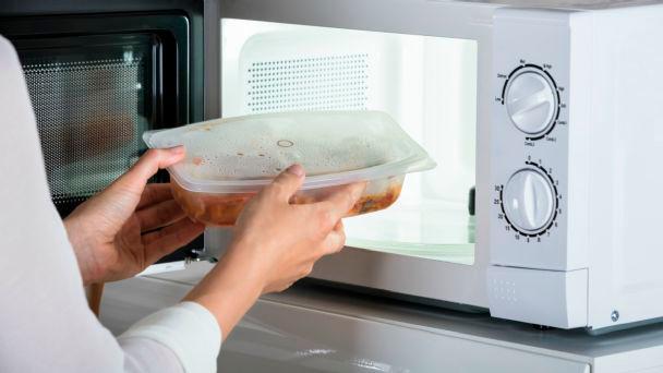 Asar y cocinar: el microondas puede reemplazar al horno