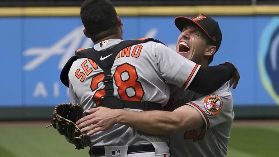 Means lanza juego sin hit; Orioles arrollan en Seattle Means lanza juego sin hit; Orioles arrollan en Seattle