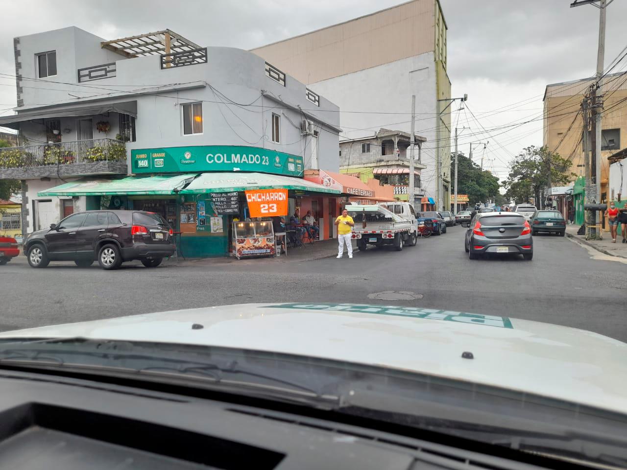 Colmado en barrios de la capital reciben clientes sin la protección para evitar el COVID-19.