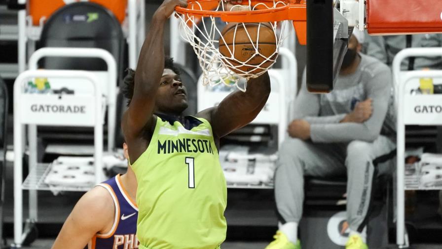 Edwards, Towns superan los 40; Wolves vencen a Suns 123-119