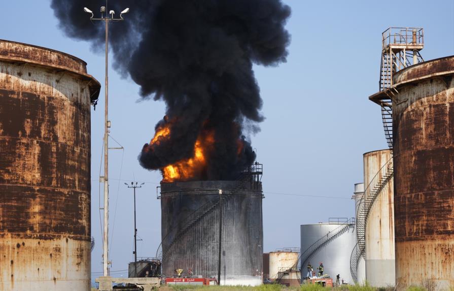 Apagan un gran incendio en instalación petrolera de Líbano