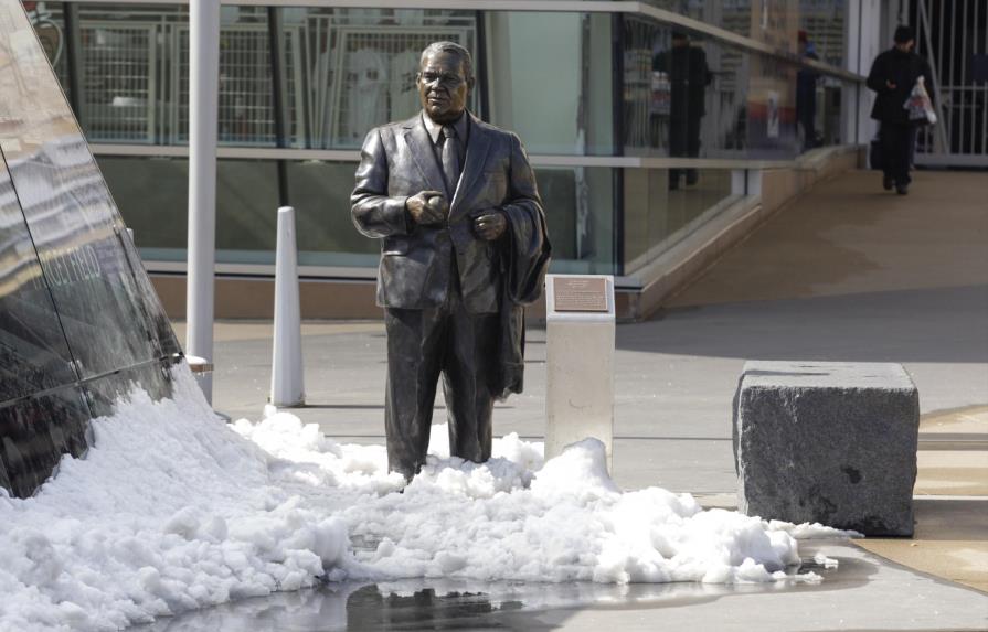 Mellizos retiran estatua de ex dueño por comentarios racistas