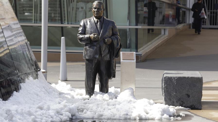 Mellizos retiran estatua de ex dueño por comentarios racistas Mellizos retiran estatua de ex dueño por comentarios racistas