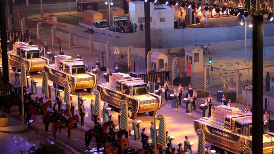 Momias de reyes y reinas recorren El Cairo en un gran desfile faraónico