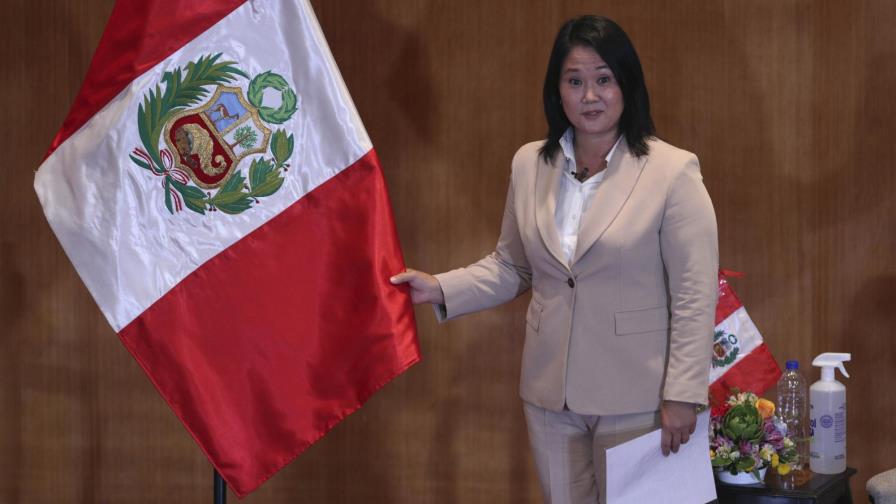 Futbolistas de Perú piden no votar por el comunismo