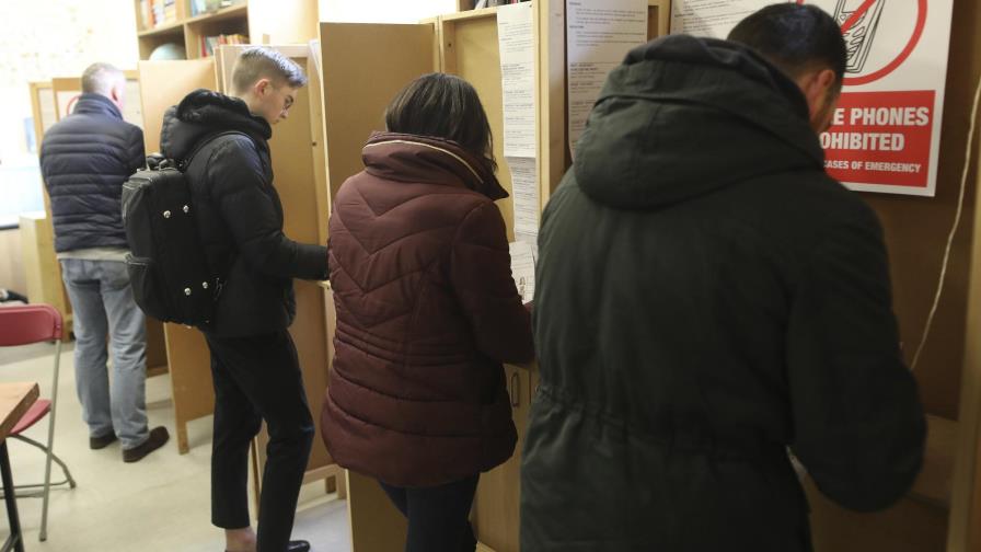 Frustrados por la economía, los irlandeses eligen a su líder