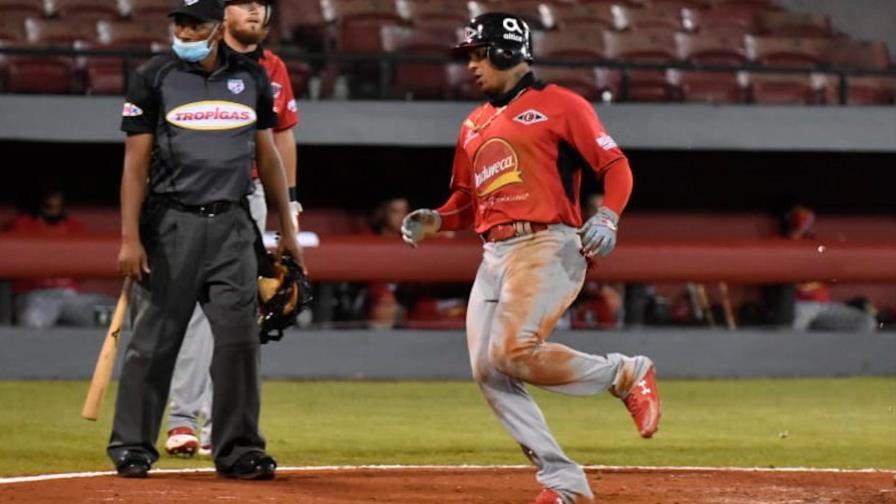 El Escogido estrenó con triunfo la regla del corredor en segunda base
