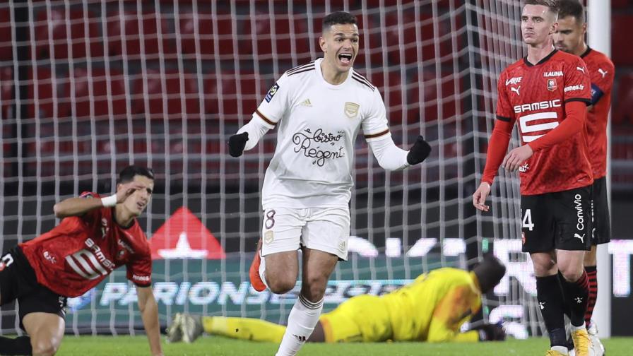 La porosa defensa del PSG se topa con Ben Arfa La porosa defensa del PSG se topa con Ben Arfa
