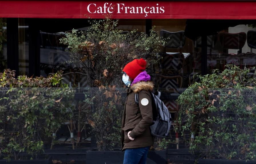 Francia adelanta el toque de queda a las 6:00 de la tarde para frenar el virus