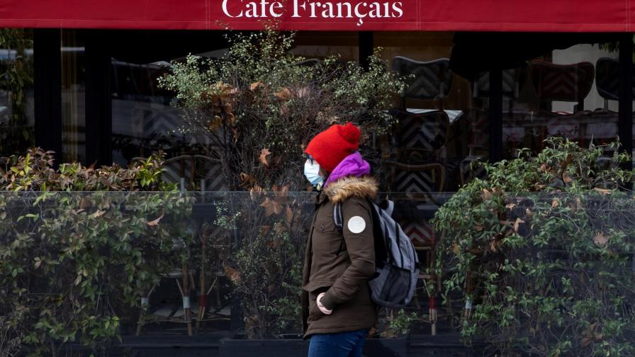 Francia adelanta el toque de queda a las 6:00 de la tarde para frenar el virus
