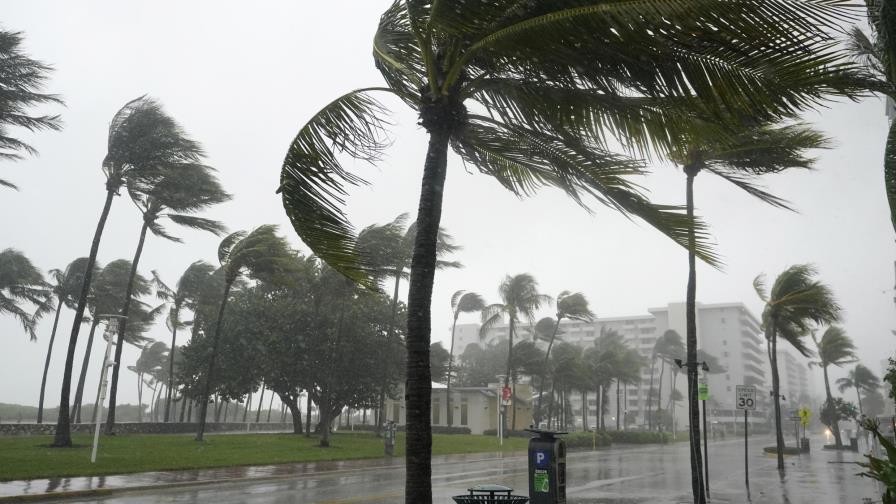 Eta golpea Florida, se espera que recupere fuerza de huracán