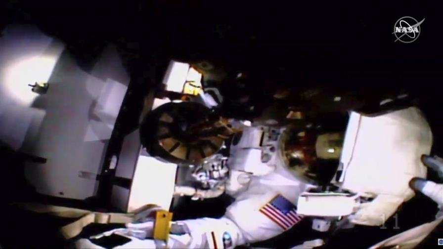Problema con casco afecta a astronautas en caminata espacial