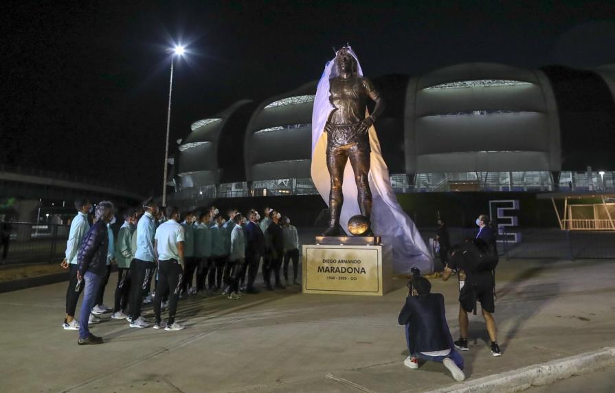 Argentina rinde demorado homenaje a Maradona