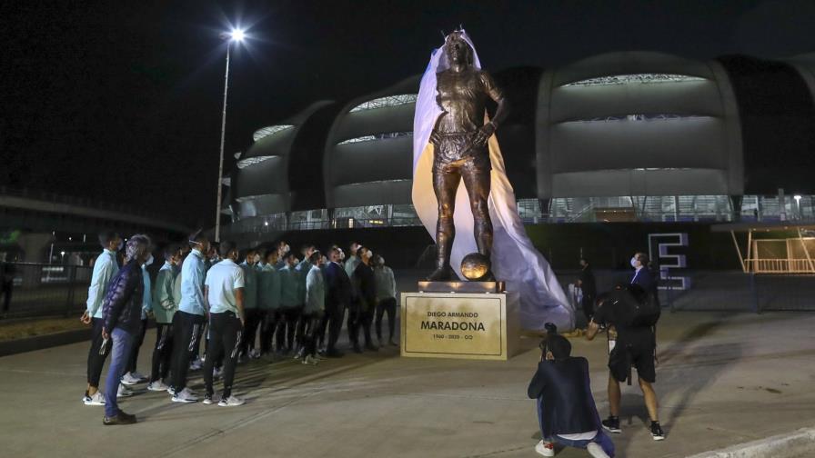 Argentina rinde demorado homenaje a Maradona