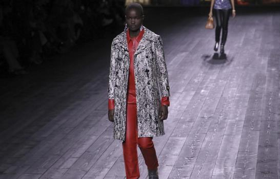 Chanel hace desfile modesto por virus