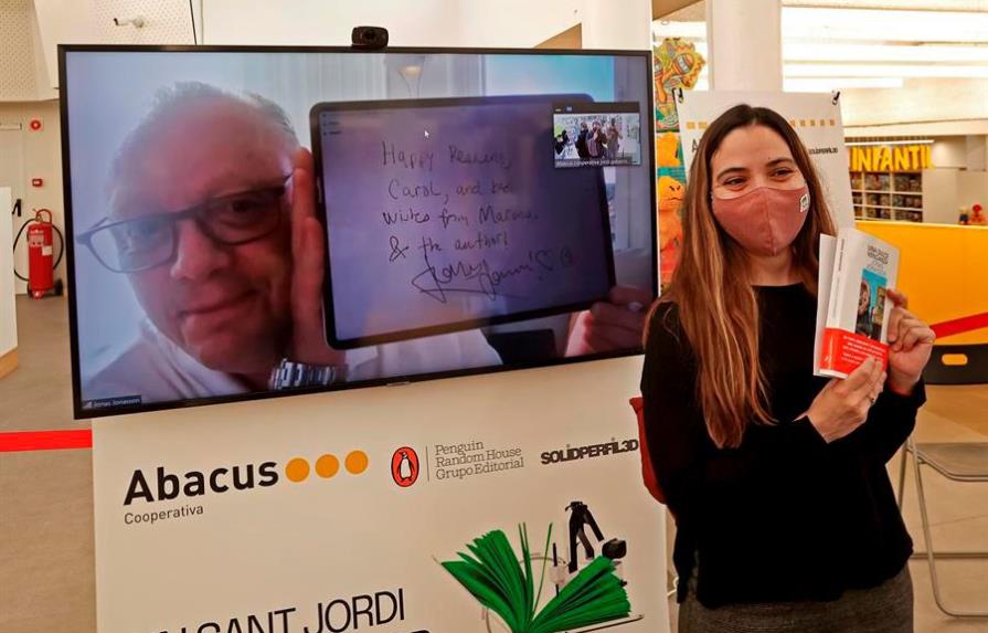 Autores internacionales firman libros a través de un robot