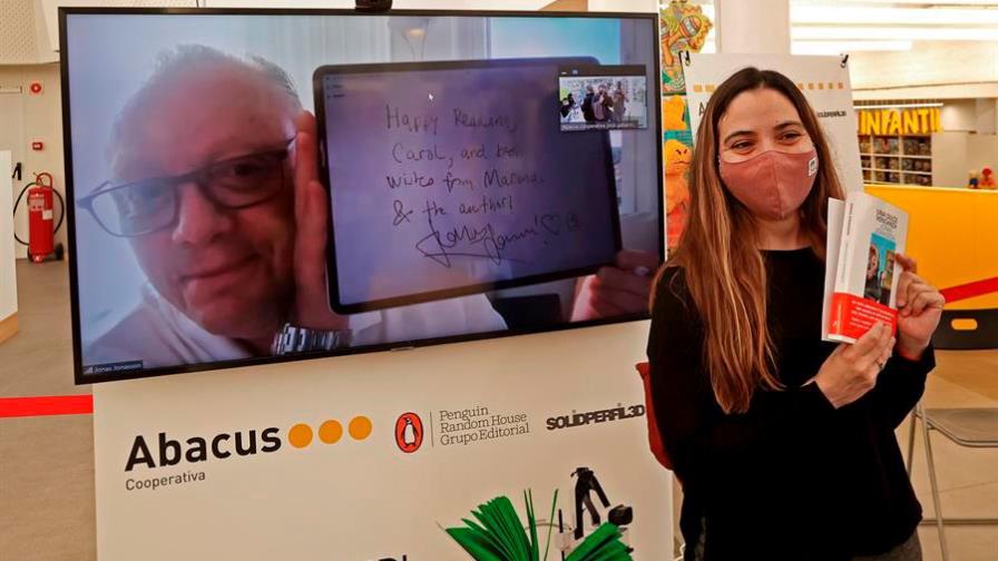 Autores internacionales firman libros a través de un robot