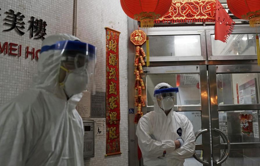 Cifra diaria de muertos por coronavirus en China supera los 100