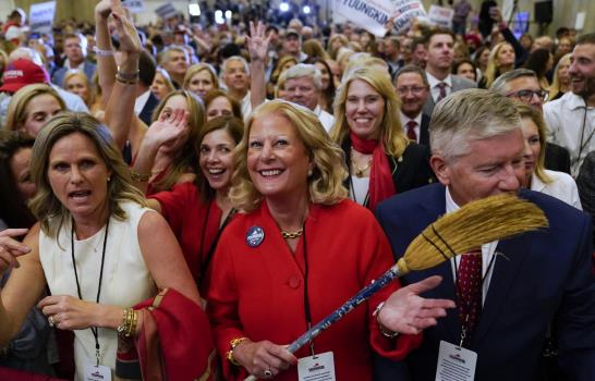 Youngkin gana votación en Virginia, sobresalta a demócratas