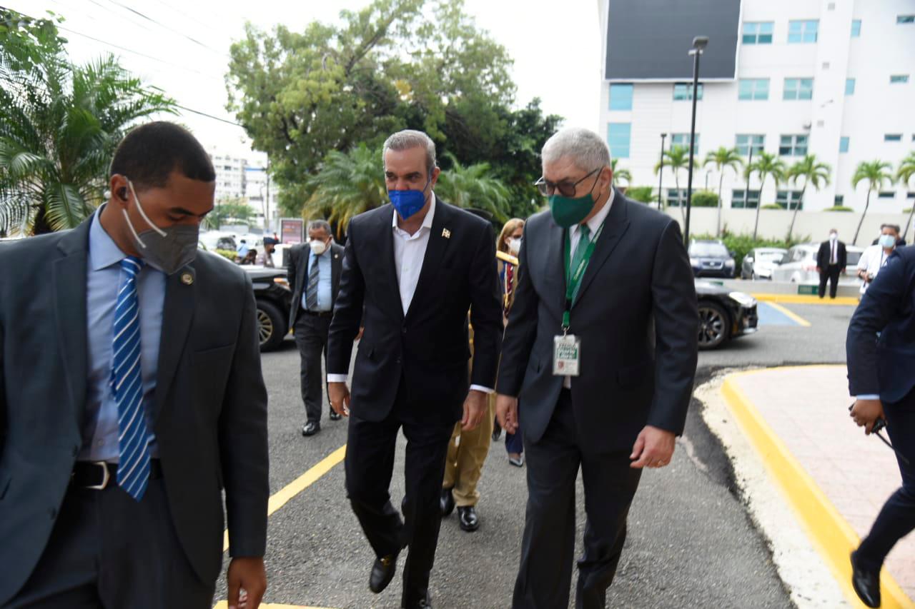 El presidente Abinader es recibido por el director Adriano Miguel Tejada.