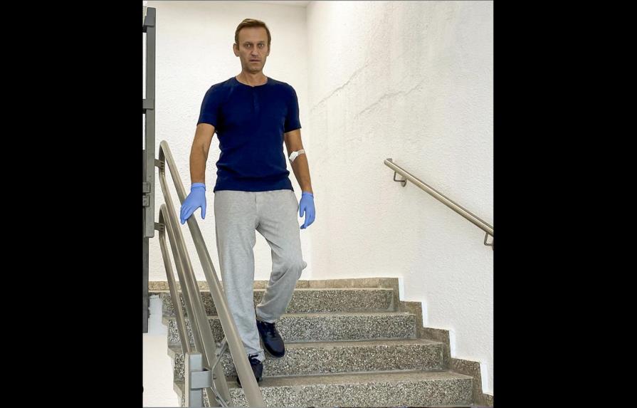 Navalny dice que ahora está más que “técnicamente vivo”