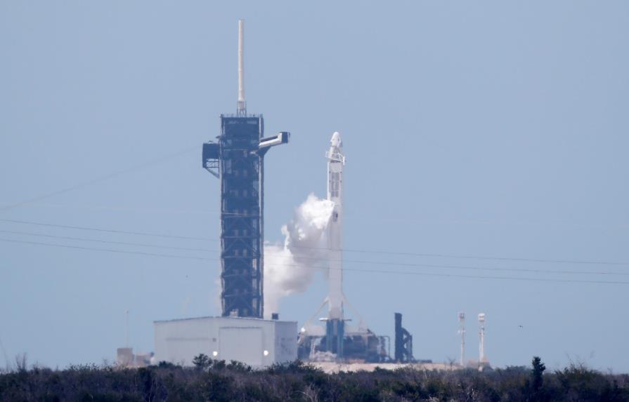 Despega cohete SpaceX con dos astronautas a bordo