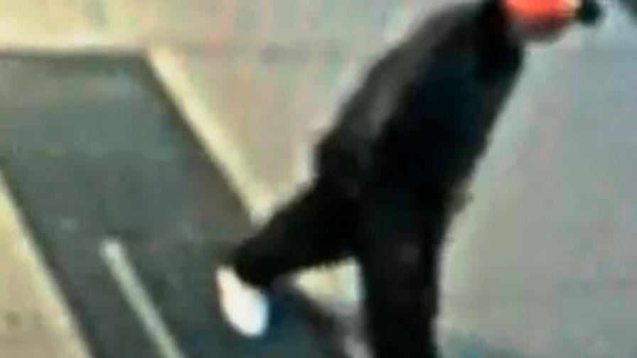 Policía busca a hombre que pateó a chino en Nueva York