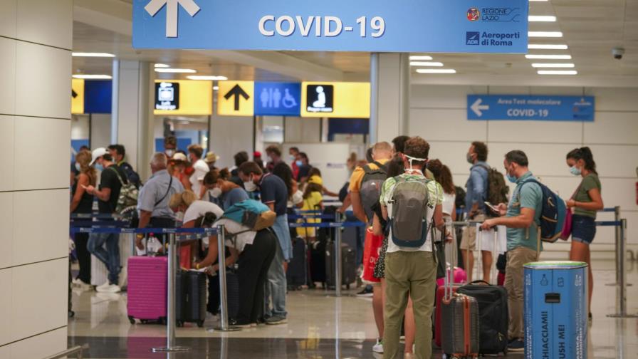 Italia examina a vacacionistas que llegan de Grecia o España