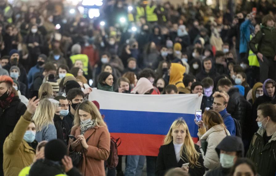 Miles de personas protestan en Rusia por libertad de Navalny