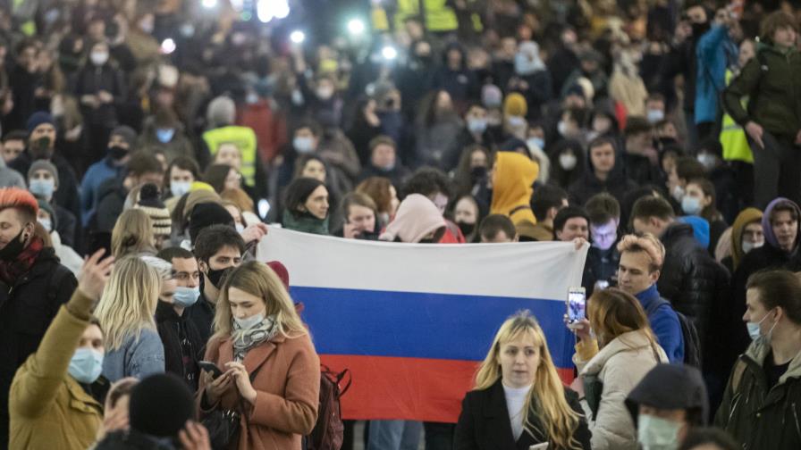 Miles de personas protestan en Rusia por libertad de Navalny