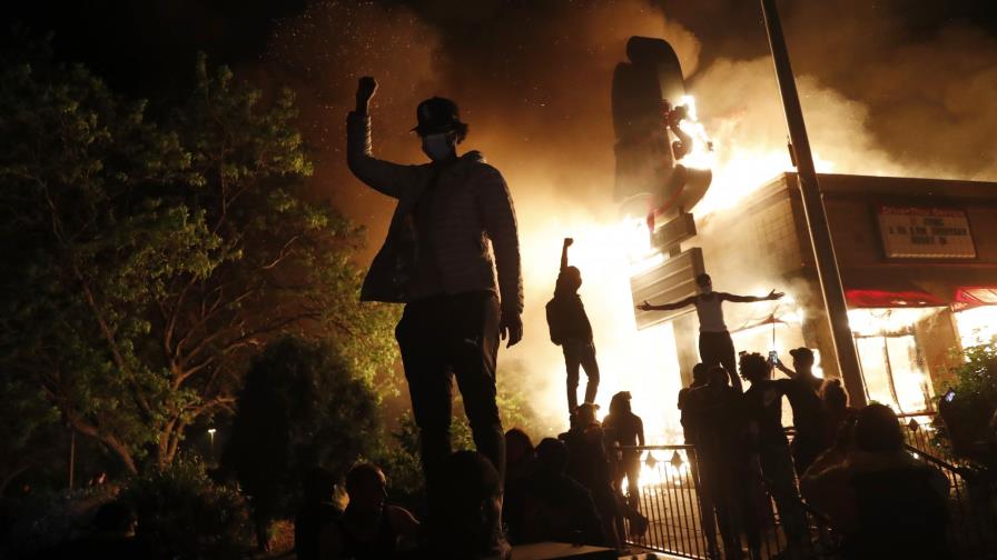Arrestan a periodistas de CNN en protestas en Minneapolis